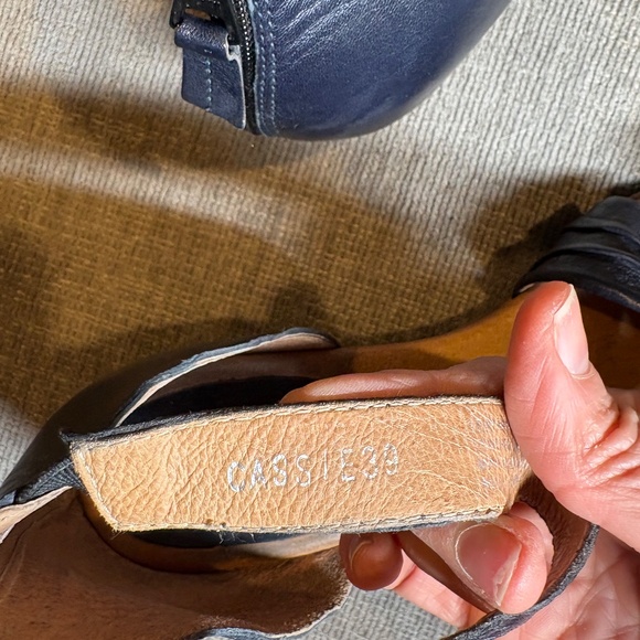 Miz Mooz Navy Leather Cassie Sandals, Sz 39 - Picture 5 of 6